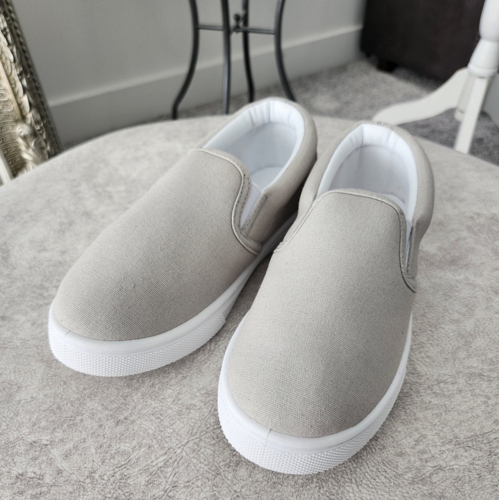 JustFab Kids Basic Slip On Sneakers size 2. New without tags.